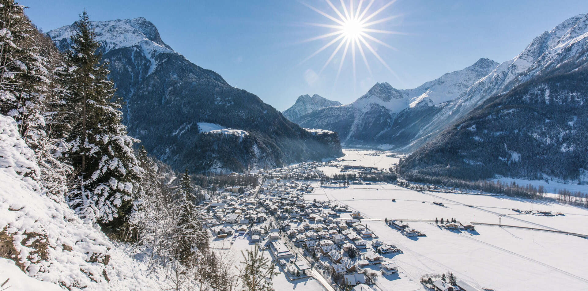 Ortsaufnahme von Längenfeld im Winter
