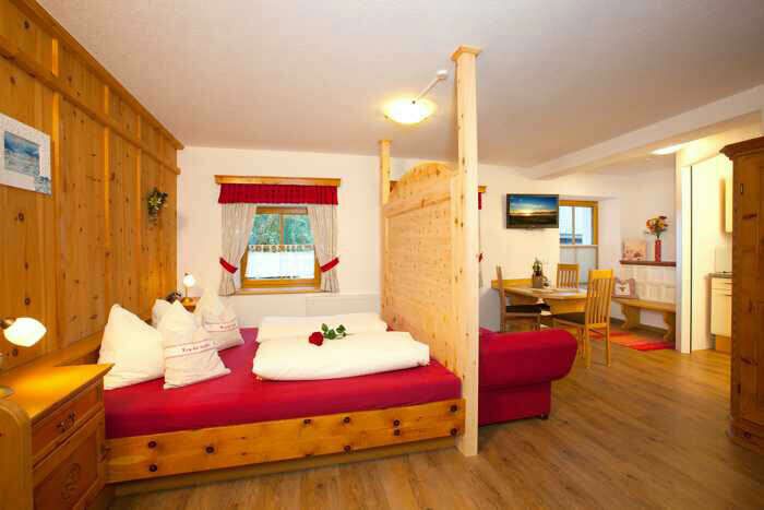 Schlaf-Wohnbereich im der Ferienwohnung Sonnenröschen im Landershof im Ötztal