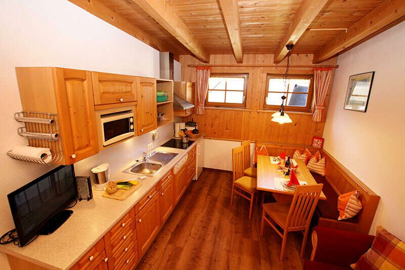 Küche mit Essecke im Appartement Sonnenblume